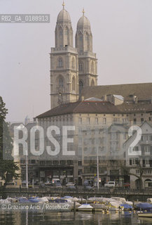 ( SVIZZERA CONFEDERAZIONE ELVETICA  )  CANTONE DI ZURIGO ZURIGO :  IL FIUME  LIMMAT E LA CATTEDRALE GROSSMUNSTER © 1995 Graziano Arici/Rosebud2 / GEO