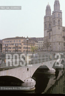 ( SVIZZERA CONFEDERAZIONE ELVETICA  )  CANTONE DI ZURIGO ZURIGO :  IL FIUME  LIMMAT E LA CATTEDRALE GROSSMUNSTER © 1995 Graziano Arici/Rosebud2 / GEO