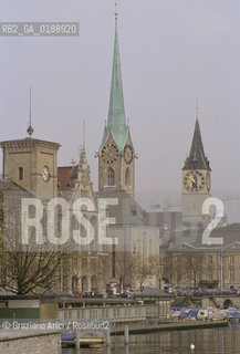 ( SVIZZERA CONFEDERAZIONE ELVETICA  )  CANTONE DI ZURIGO ZURIGO : LA CITTA E IL FIUME  LIMMAT © 1995 Graziano Arici/Rosebud2 / GEO