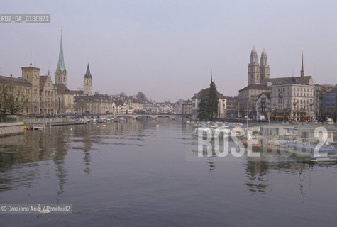 ( SVIZZERA CONFEDERAZIONE ELVETICA  )  CANTONE DI ZURIGO ZURIGO : LACITTA E IL FIUME  LIMMAT © 1995 Graziano Arici/Rosebud2 / GEO