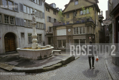 ( SVIZZERA CONFEDERAZIONE ELVETICA  )  CANTONE DI ZURIGO ZURIGO : UNA PIAZZA DEL CENTRO © 1995 Graziano Arici/Rosebud2 / GEO