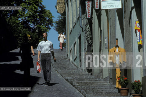 ( SVIZZERA CONFEDERAZIONE ELVETICA  )  CANTONE DI ZURIGO ZURIGO : UNA VIA DEL CENTRO  © 1995 Graziano Arici/Rosebud2 / GEO