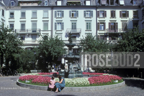 ( SVIZZERA CONFEDERAZIONE ELVETICA  )  CANTONE DI ZURIGO ZURIGO : UNA STRADA DEL CENTRO © 1995 Graziano Arici/Rosebud2 / GEO