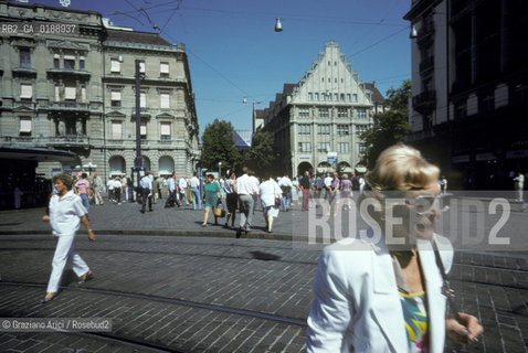 ( SVIZZERA CONFEDERAZIONE ELVETICA  )  CANTONE DI ZURIGO ZURIGO : UNA VIA DEL CENTRO  © 1995 Graziano Arici/Rosebud2 / GEO