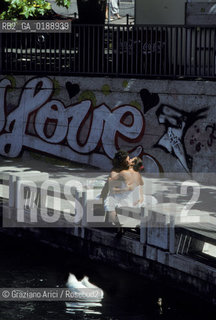 ( SVIZZERA CONFEDERAZIONE ELVETICA  )  CANTONE DI ZURIGO ZURIGO : IL LUNGOFIUME DEL LIMMAT  © 1995 Graziano Arici/Rosebud2 / GEO AMORE