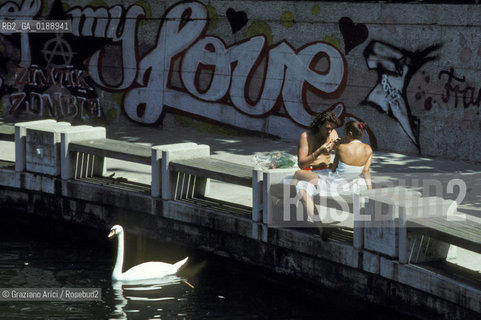 ( SVIZZERA CONFEDERAZIONE ELVETICA  )  CANTONE DI ZURIGO ZURIGO : IL LUNGOFIUME DEL LIMMAT  © 1995 Graziano Arici/Rosebud2 / GEO AMORE