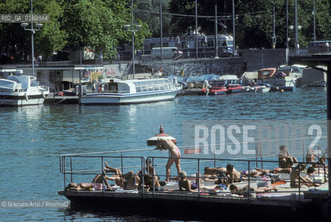 ( SVIZZERA CONFEDERAZIONE ELVETICA  )  CANTONE DI ZURIGO ZURIGO : BAGNI DI SOLE SUL FIUME LIMMAT  © 1995 Graziano Arici/Rosebud2 / GEO