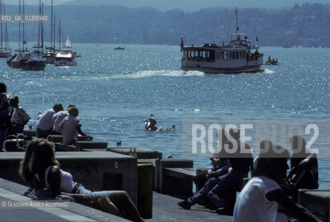 ( SVIZZERA CONFEDERAZIONE ELVETICA  )  CANTONE DI ZURIGO ZURIGO : LUNGOFIUME DEL LIMMAT  © 1995 Graziano Arici/Rosebud2 / GEO