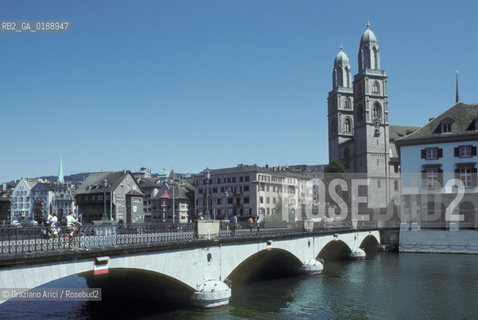 ( SVIZZERA CONFEDERAZIONE ELVETICA  )  CANTONE DI ZURIGO ZURIGO : IL FIUME LIMMAT  E LA CATTEDRALE GROSSMUNSTER © 1995 Graziano Arici/Rosebud2 / GEO