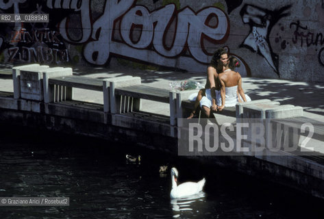 ( SVIZZERA CONFEDERAZIONE ELVETICA  )  CANTONE DI ZURIGO ZURIGO :IL LUNGOFIUME DEL LIMMAT  © 1995 Graziano Arici/Rosebud2 / GEO AMORE