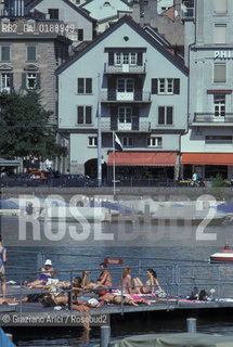 ( SVIZZERA CONFEDERAZIONE ELVETICA  )  CANTONE DI ZURIGO ZURIGO : BAGNI DI SOLE SUL FIUME LIMMAT  © 1995 Graziano Arici/Rosebud2 / GEO