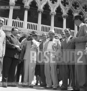 THE PRINCE AND FUTURE EMPEROR OF JAPAN AKIHITO IN SAINT MARKS SQUARE IN VENICE  - 1953 © ARCHIVIO Graziano Arici/Rosebud2  / NOBILTA / PRINCIPE / IMPERATORE / PIAZZA SAN MARCO / FOTOGRAFARE / MACCHINA FOTOGRAFICA