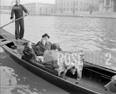 THE DUKE OF ALBA ON A  GONDOLA IN VENICE - 1952 - © ARCHIVIO  Graziano Arici/Rosebud2 / NOBILTA / DUCA / GONDOLA
