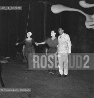 THE PAINTER AND SCULPTOR SALVADOR DALI WITH THE DANCER LUDMILLA TCHERINA IN THE COMEDY  LA DAMA SPAGNOLA E IL CAVALIERE ROMANO   AT THE THEATRE  LA FENICE  IN VENICE   ( SCENOGRAFY BY DALI ) - 1961 - © ARCHIVIO Graziano Arici/Rosebud2   / ARTE / PITTORE / SCULTORE /  TEATRO LA FENICE / MUSICA / MUSICA LIRICA / OCCHIO / SCENOGRAFIA / BALLETTO / BALLERINO