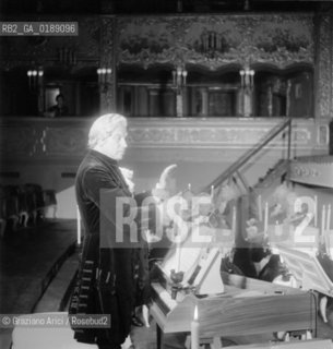 THE COMEDY  LA DAMA SPAGNOLA E IL CAVALIERE ROMANO   AT THE THEATRE  LA FENICE  IN VENICE WITH THE SCENOGRAFY BY THE PAINTER AND SCULPTOR SALVADOR DALI : THE DIRECTOR ANTAL DORATI - 1961 - © ARCHIVIO Graziano Arici/Rosebud2  / ARTE / PITTORE / SCULTORE /  TEATRO LA FENICE / MUSICA / MUSICA LIRICA / DIRETTORE DORCHESTRA