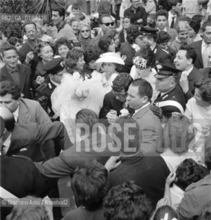 THE MARRIAGE OF THE POP SINGER PEPPINO DI CAPRI WITH THE FASHION MODEL ROBERTA - 196? © ARCHIVIO Graziano Arici/Rosebud2   / MUSICA POP , ROCK / CANTANTE POP / MATRIMONIO / PRETE / FOTOGRAFO / FANS