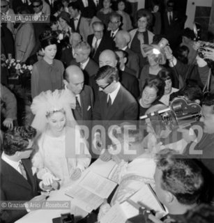 THE MARRIAGE OF THE POP SINGER PEPPINO DI CAPRI WITH THE FASHION MODEL ROBERTA - 196? © ARCHIVIO Graziano Arici/Rosebud2   / MUSICA POP , ROCK / CANTANTE POP / MATRIMONIO / PRETE / FOTOGRAFO