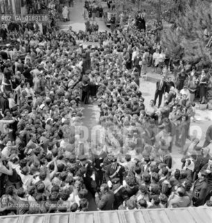 THE MARRIAGE OF THE POP SINGER PEPPINO DI CAPRI WITH THE FASHION MODEL ROBERTA  - 196? © ARCHIVIO Graziano Arici/Rosebud2   / MUSICA POP , ROCK / CANTANTE POP / MATRIMONIO / FOTOGRAFO / FANS