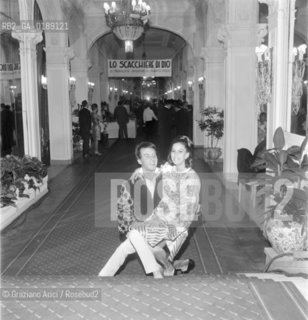 THE JOURNALIST PETER DRAGAZE, TIME-LIFE DIRECTOR, WITH HIS WIFE IN VENICE LIDO - 1965 © ARCHIVIO Graziano Arici/Rosebud2  / GIORNALISMO / EDITORIA