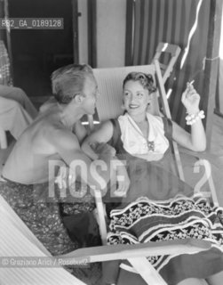 THE FASHION STYLIST JACQUES FATH WITH HIS WIFE AT VENICE LIDO BEACH - 1950 © ARCHIVIO Graziano Arici/Rosebud2  / MODA / STILISTA / SPIAGGIA