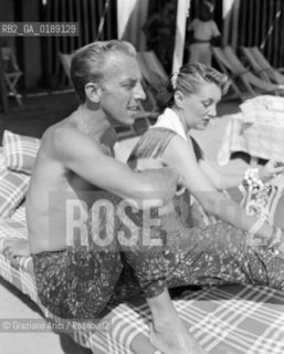 THE FASHION STYLIST JACQUES FATH WITH HIS WIFE AT VENICE LIDO BEACH - 1950 © ARCHIVIO Graziano Arici/Rosebud2  / MODA / STILISTA / SPIAGGIA