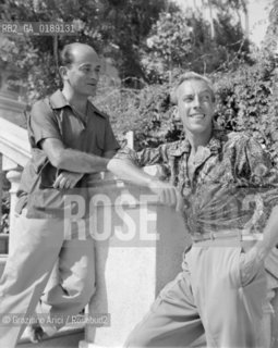 THE FASHION STYLIST JACQUES FATH WITH JEAN DESSIE AT VENICE LIDO BEACH - 1950 © ARCHIVIO Graziano Arici/Rosebud2  / MODA / STILISTA / SPIAGGIA
