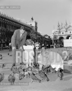 THE BUSINESS MAN HENRY FORD II WITH HIS FAMILY IN SAINT MARKS SQUARE IN VENICE  - 1951 © ARCHIVIO Graziano Arici/Rosebud2  / ECONOMIA / IMPRENDITORE / PIAZZA SAN MARCO