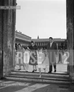 THE BUSINESS MAN HENRY FORD II WITH HIS FAMILY IN SAINT MARKS SQUARE IN VENICE  - 1951 © ARCHIVIO Graziano Arici/Rosebud2  / ECONOMIA / IMPRENDITORE / PIAZZA SAN MARCO