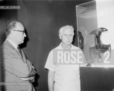 LA FUCINA DEGLI ANGELI : THE OWNER OF GLASS FACTORY EGIDIO COSTANTINI WITH THE PAINTER , SCULPTOR MAX ERNST IN VENICE  - 195? © ARCHIVIO Graziano Arici/Rosebud2  /  ARTE / VARIE / IMPRENDITORE / PITTORE / SCULTORE / VETRO