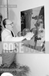 LA FUCINA DEGLI ANGELI : THE OWNER OF GLASS FACTORY EGIDIO COSTANTINI  IN VENICE WITH A LUCIO FONTANA WORK - 196? © ARCHIVIO Graziano Arici/Rosebud2  /  ARTE / VARIE / IMPRENDITORE /  SCULTURA / VETRO