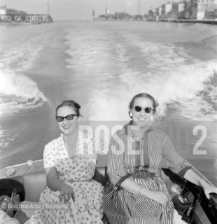 THE JOURNALIST STELLA KING ( ON THE RIGHT ) WITH THE OWNER OF  LOCANDA CIPRIANI  CARLA CIPRIANI ON A MOTORBOAT IN VENICE - 1957  © ARCHIVIO Graziano Arici/Rosebud2  / VARIE / LETTERATURA / GIORNALISTA / IMPRENDITORE / MOTOSCAFO