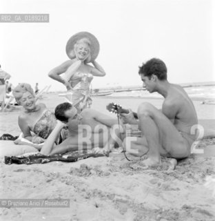 THE COUNT GIORDANO DELLE LANZE WITH MARIA AND PAOLA CASELLATI AND PIER GIORGIO MUNARI IN VENICE LIDO BEACH © ARCHIVIO Graziano Arici/Rosebud2  / CONTE / NOBILTA / SPIAGGIA