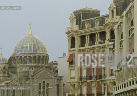 ( FRANCIA  )  PAYS BASQUE BIARRITZ :  UN HOTEL E LA CHIESA ORTODOSSA   © 1995 Graziano Arici/Rosebud2 / GEO