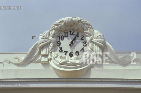 ( FRANCIA  )  PAYS BASQUE BIARRITZ :  OROLOGIO   © 1999 Graziano Arici/Rosebud2 / GEO