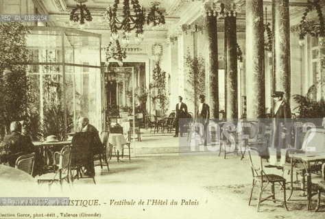 ( FRANCIA  )  PAYS BASQUE BIARRITZ : CARTOLINA CON LA HALL DELLHOTEL DU PALAIS   © 1999 Graziano Arici/Rosebud2 / GEO