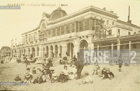 ( FRANCIA  )  PAYS BASQUE BIARRITZ : CARTOLINA CON IL CASINO E LA SPIAGGIA (1903)   © 1999 Graziano Arici/Rosebud2 / GEO