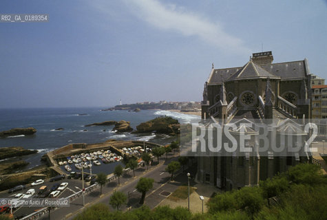 ( FRANCIA  )  PAYS BASQUE BIARRITZ :  LA CATTEDRALE E IL PORTO   © 1999 Graziano Arici/Rosebud2 / GEO