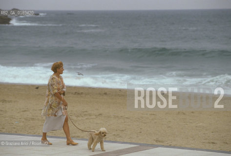 ( FRANCIA  )  PAYS BASQUE BIARRITZ :  SPIAGGIA LA GRAND PLAGE   © 1999 Graziano Arici/Rosebud2 / GEO  CANE