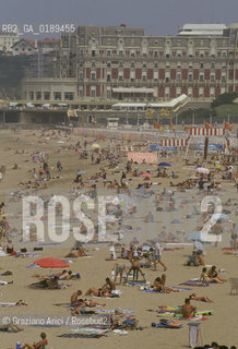 ( FRANCIA  )  PAYS BASQUE BIARRITZ :  SPIAGGIA LA GRAND PLAGE  E LHOTEL DU PALAIS   © 1999 Graziano Arici/Rosebud2 / GEO