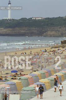 ( FRANCIA  )  PAYS BASQUE BIARRITZ :  SPIAGGIA LA GRAND PLAGE  E IL CAP ST. MARTIN  © 1999 Graziano Arici/Rosebud2 / GEO FARO