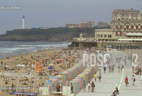 ( FRANCIA  )  PAYS BASQUE BIARRITZ :  SPIAGGIA LA GRAND PLAGE  E IL CAP ST.MARTIN  © 1999 Graziano Arici/Rosebud2 / GEO