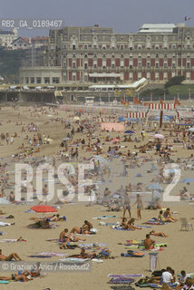 ( FRANCIA  )  PAYS BASQUE BIARRITZ :  SPIAGGIA LA GRAND PLAGE  E LHOTEL DU PALAIS   © 1999 Graziano Arici/Rosebud2 / GEO
