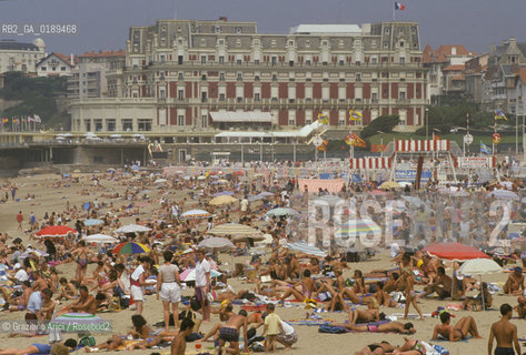 ( FRANCIA  )  PAYS BASQUE BIARRITZ :  SPIAGGIA LA GRAND PLAGE  E LHOTEL DU PALAIS   © 1999 Graziano Arici/Rosebud2 / GEO