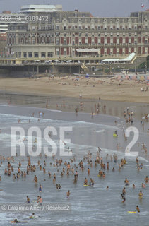 ( FRANCIA  )  PAYS BASQUE BIARRITZ :  SPIAGGIA LA GRAND PLAGE  E LHOTEL DU PALAIS   © 1999 Graziano Arici/Rosebud2 / GEO