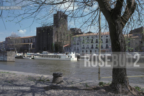 ( FRANCIA  )  LANGUEDOC-ROUSSILLON AGDE : LA CATTEDRALE ST.ETIENNE E IL FIUME HERAULT   © 1999 Graziano Arici/Rosebud2 / GEO