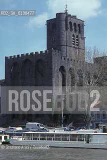 ( FRANCIA  )  LANGUEDOC-ROUSSILLON AGDE : LA CATTEDRALE ST.ETIENNE E IL FIUME HERAULT   © 1999 Graziano Arici/Rosebud2 / GEO