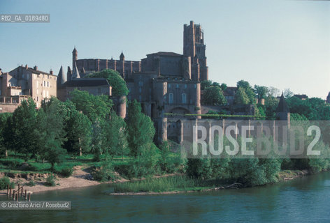 ( FRANCIA  )  MIDI-PYRENEES ALBI : LA CATTEDRALE STE-CECILE E IL FIUME TARN  © 1999 Graziano Arici/Rosebud2 / GEO