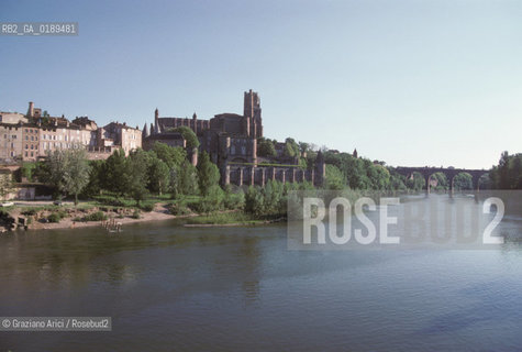 ( FRANCIA  )  MIDI-PYRENEES ALBI : LA CATTEDRALE STE-CECILE E IL FIUME TARN  © 1999 Graziano Arici/Rosebud2 / GEO