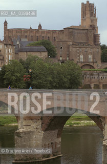 ( FRANCIA  )  MIDI-PYRENEES ALBI : LA CATTEDRALE STE-CECILE E IL FIUME TARN  © 1999 Graziano Arici/Rosebud2 / GEO