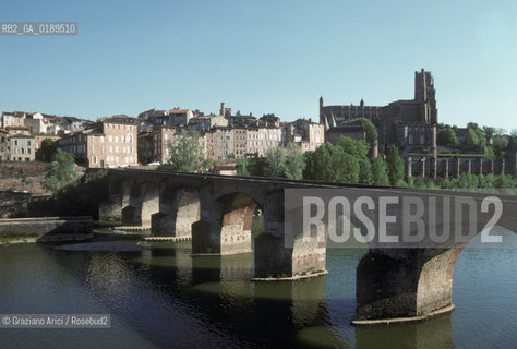 ( FRANCIA  )  MIDI-PYRENEES ALBI : LA CATTEDRALE STE-CECILE E IL FIUME TARN  © 1999 Graziano Arici/Rosebud2 / GEO